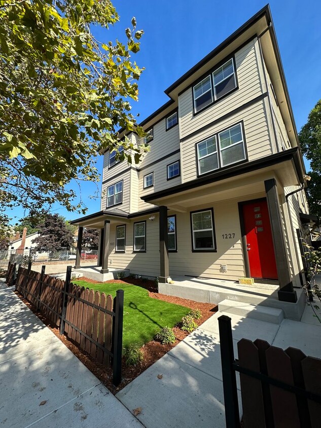 Primary Photo - NEW 4 Bedroom / 4.5 Bath Townhome. A/C in ...