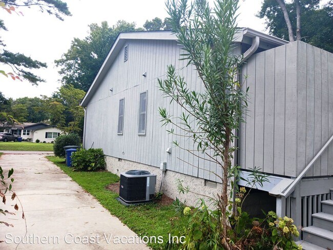 Foto del edificio - 3 br, 2 bath House - 2421 Airport Blvd.