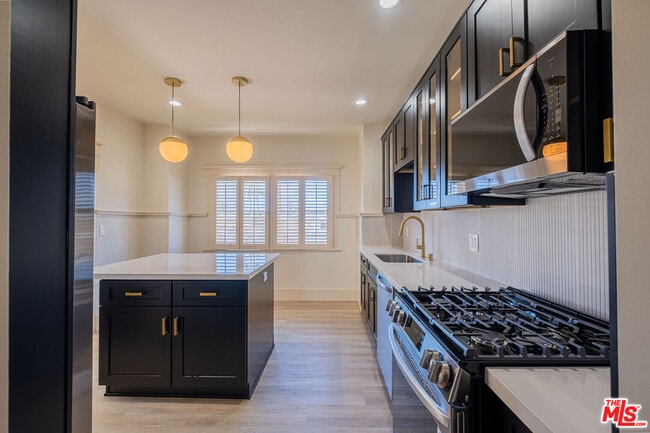 Building Photo - 216 N Catalina Ave