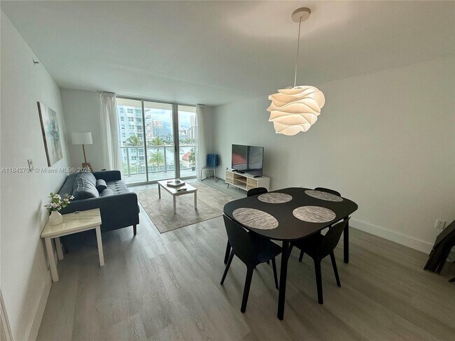Building Photo - 1155 Brickell Bay Dr