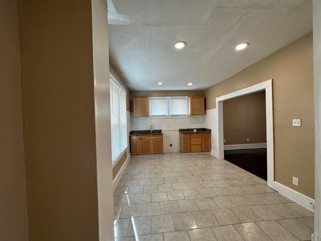 Building Photo - 2981 Montgomery Ave