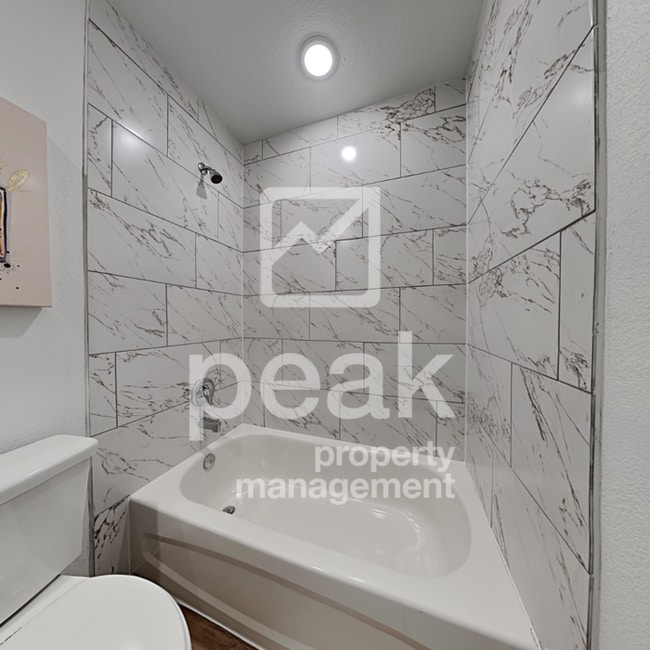 Building Photo - $1675 Beautiful 3 bed 3 bath townhome!