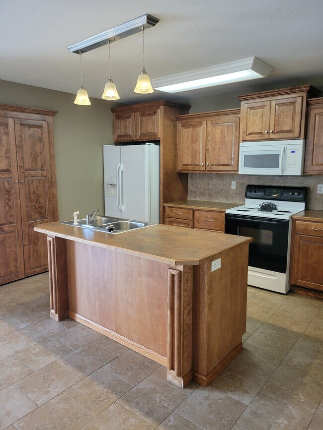 Kitchen - 1109 Kimmy Ln