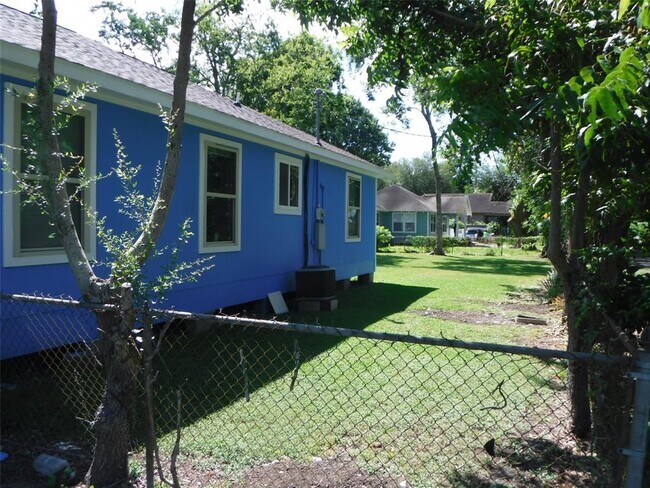 Building Photo - 849 Holly St