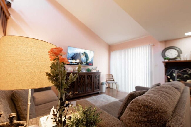 Building Photo - Feel Right at Home – Inviting Fully Furnis...