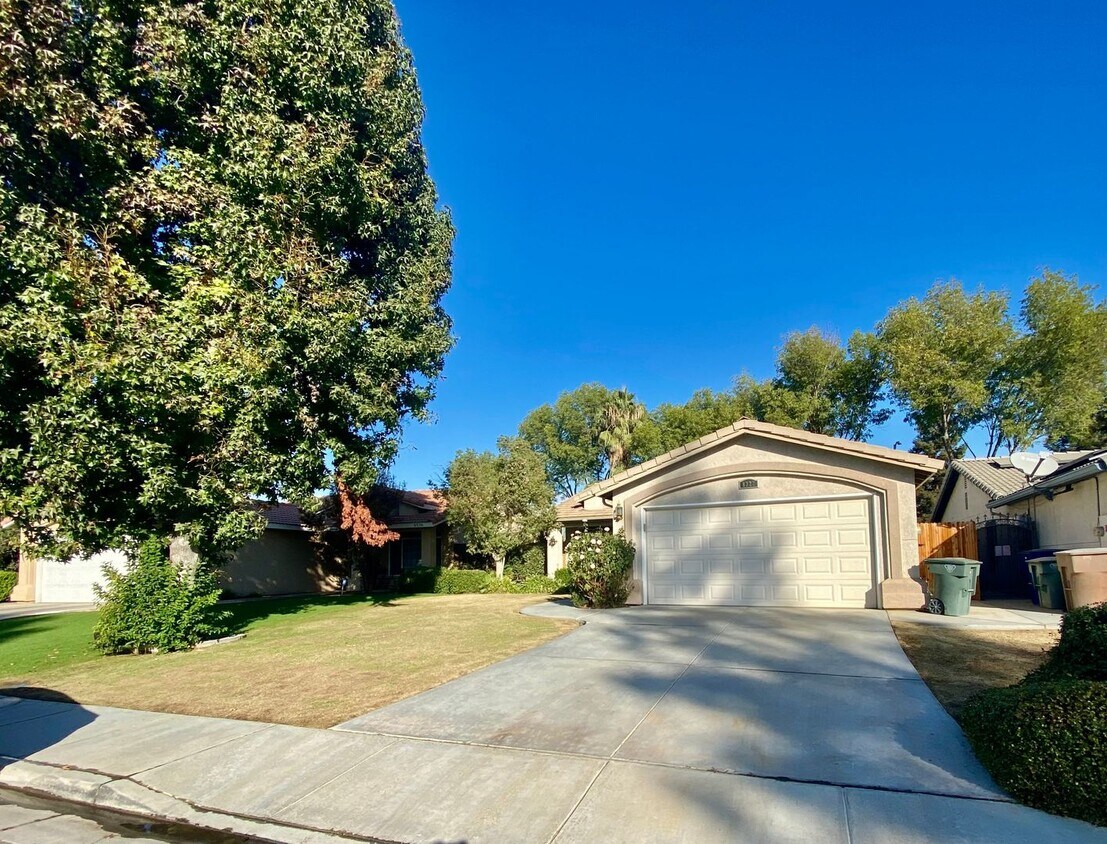 Primary Photo - Exquisite SW 3-Bed, 2-Bath Charmer with Po...