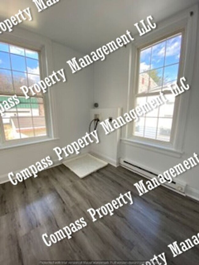 Building Photo - $1495 - 3 Bed, 1 Bath 2nd Floor Apartment ...