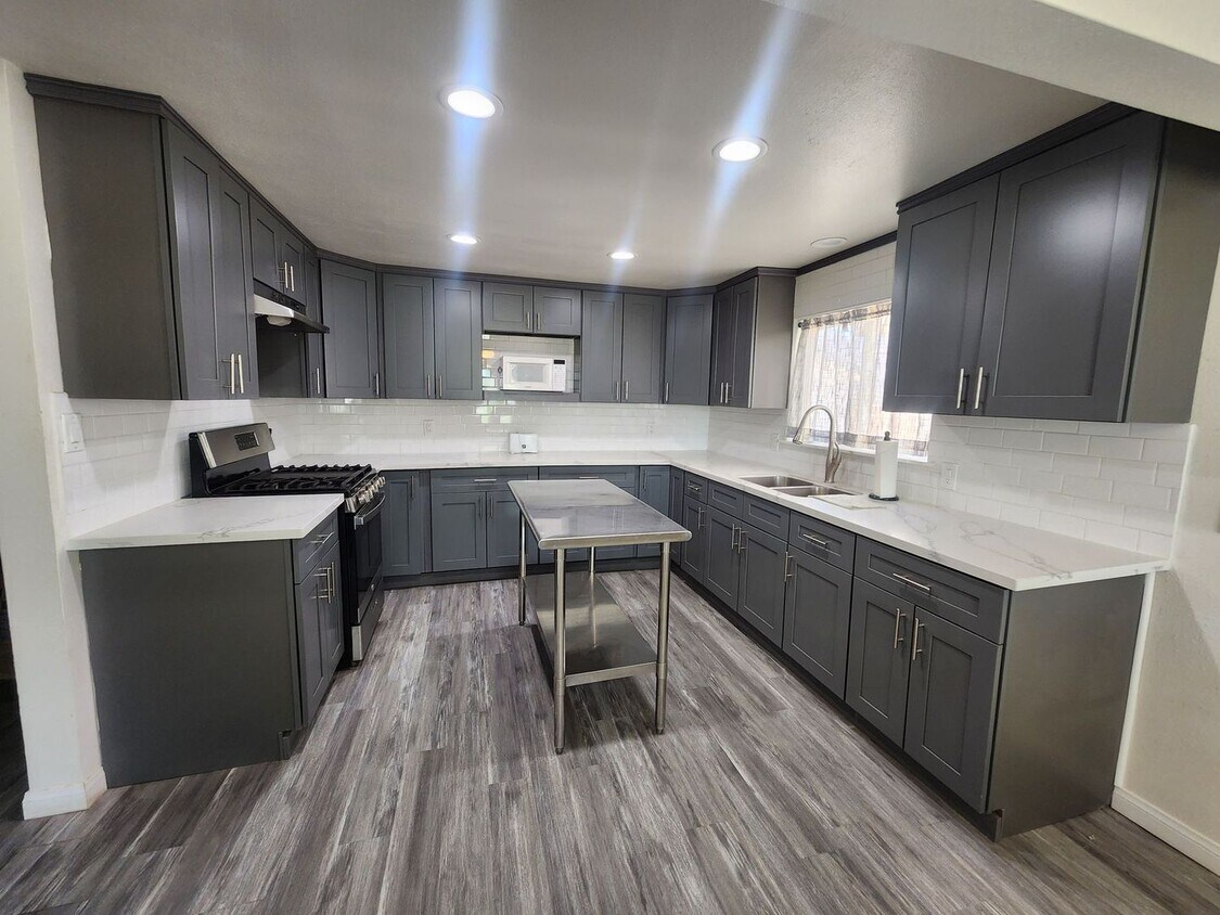 Foto principal - Move in Ready!! 3 Bedroom/2 bathroom