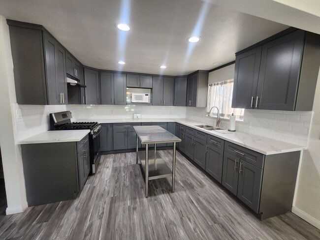 Building Photo - Move in Ready!! 3 Bedroom/2 bathroom