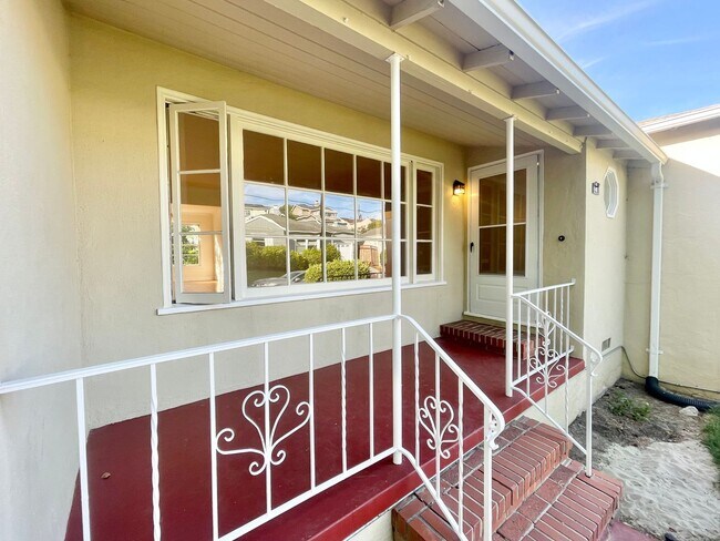 Building Photo - Lovely Westwood Knolls Home in great locat...