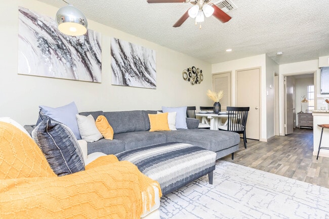 Building Photo - The Ellington