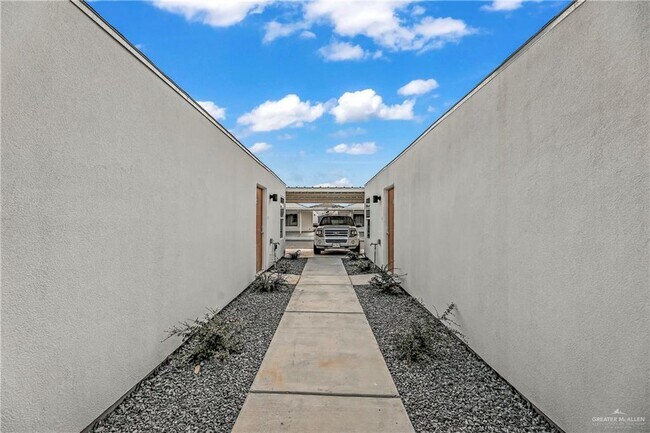 Foto del edificio - 1400 E Iris Ave