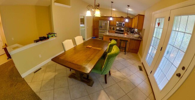 Foto del edificio - 3D Tour Available - Beautiful Home w/ Fully Finished Basement + Fenced-in Yard + Screened-in Deck...