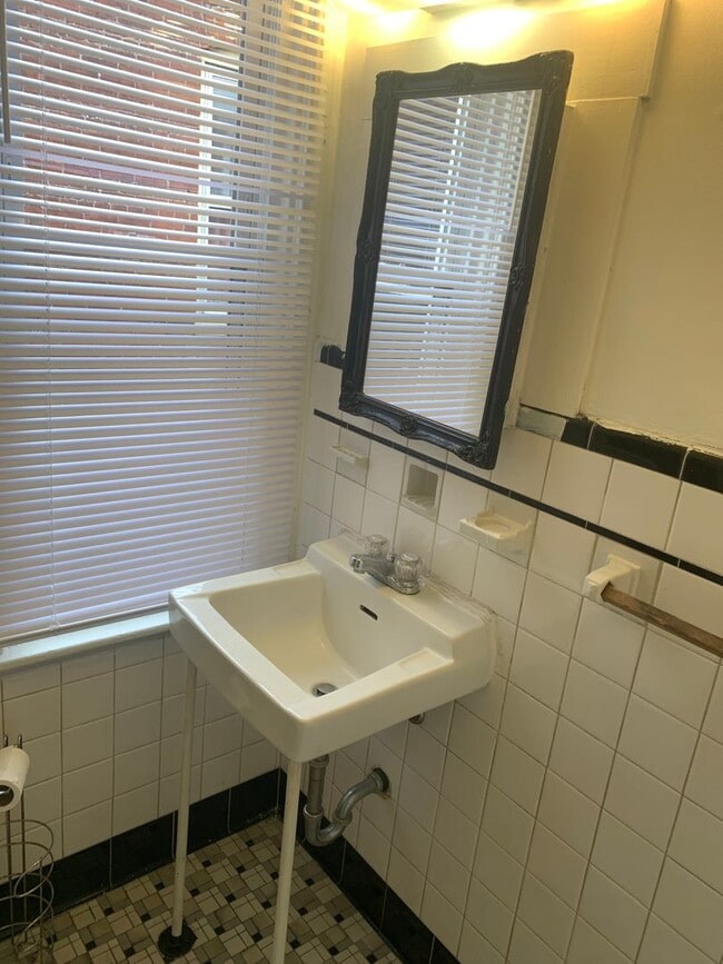 Building Photo - West End 3 Bedroom Apartment 2nd/3rd Floor...