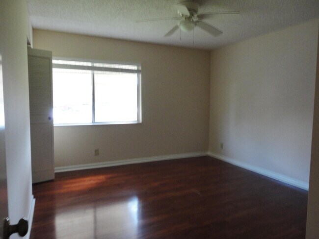Foto del edificio - 329 Knotty Pine Cir