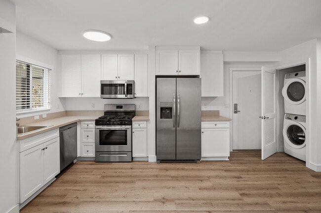 Building Photo - Kingsley Diplomat Apartments