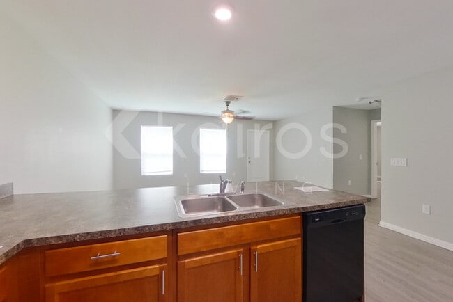 Building Photo - 856 Adler St E