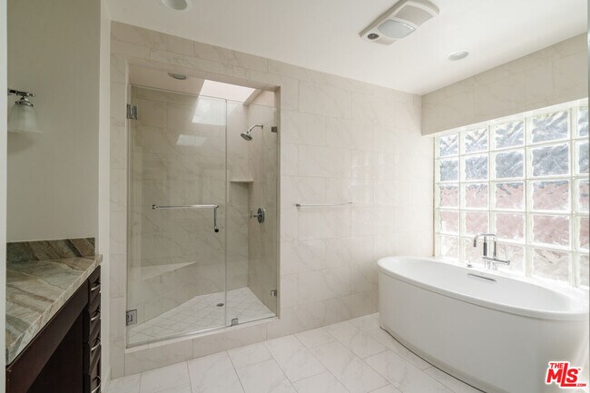 Building Photo - 15649 Woodfield Pl