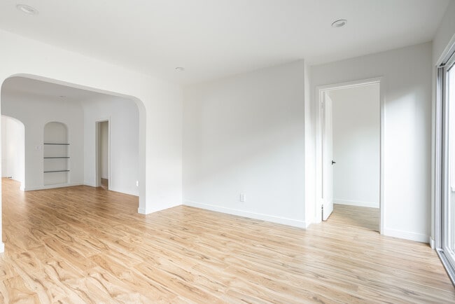 Building Photo - 740 S Stanley Ave