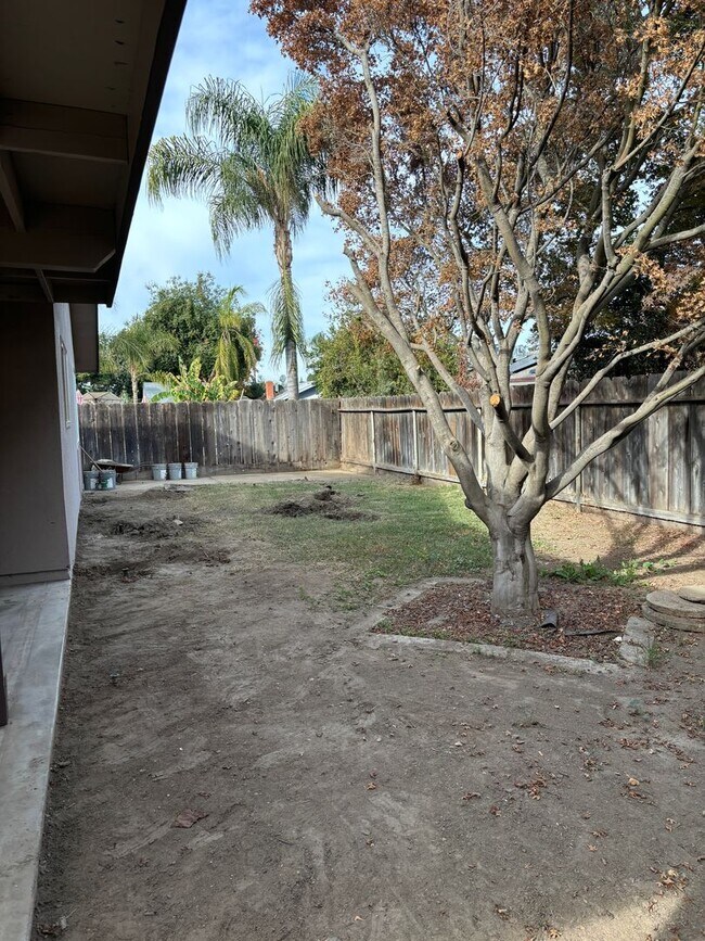 Building Photo - West Visalia Home near Shopping Center!