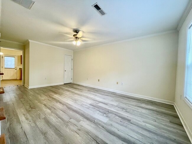 Foto del edificio - 224 Bass Lake Rd