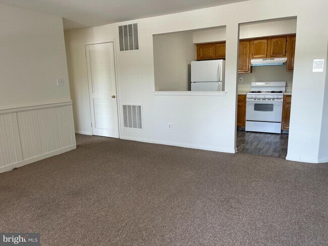 Building Photo - 303 Trinity Ct