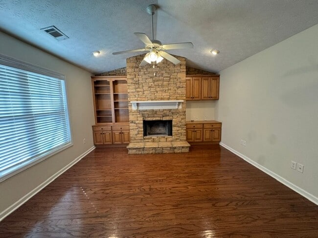 Building Photo - 401 Creekside Dr