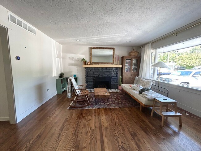 Building Photo - 4 bedroom home in the North End neighborho...