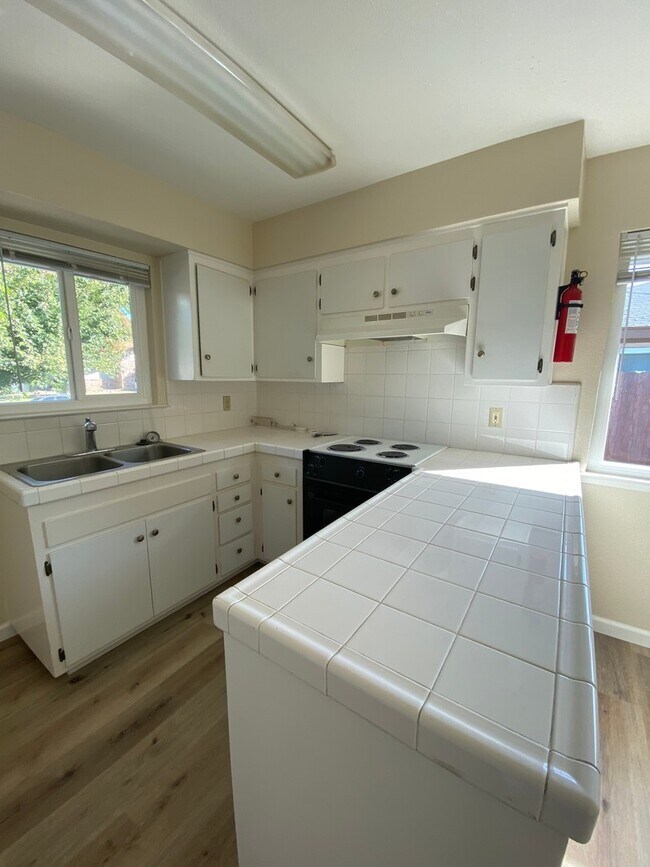 Foto del edificio - Super clean! 2 Bdrm, 1 Bath duplex off Oak...