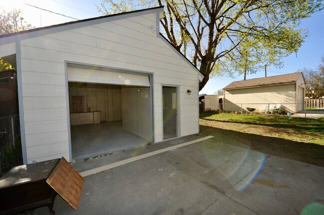 Foto del edificio - Downtown 3 bed 2 bath, New Remodel with 2n...