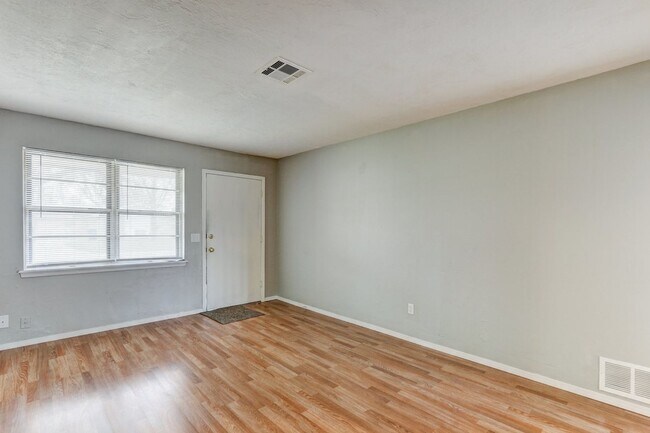 Foto del edificio - 347 W Cedar Dr