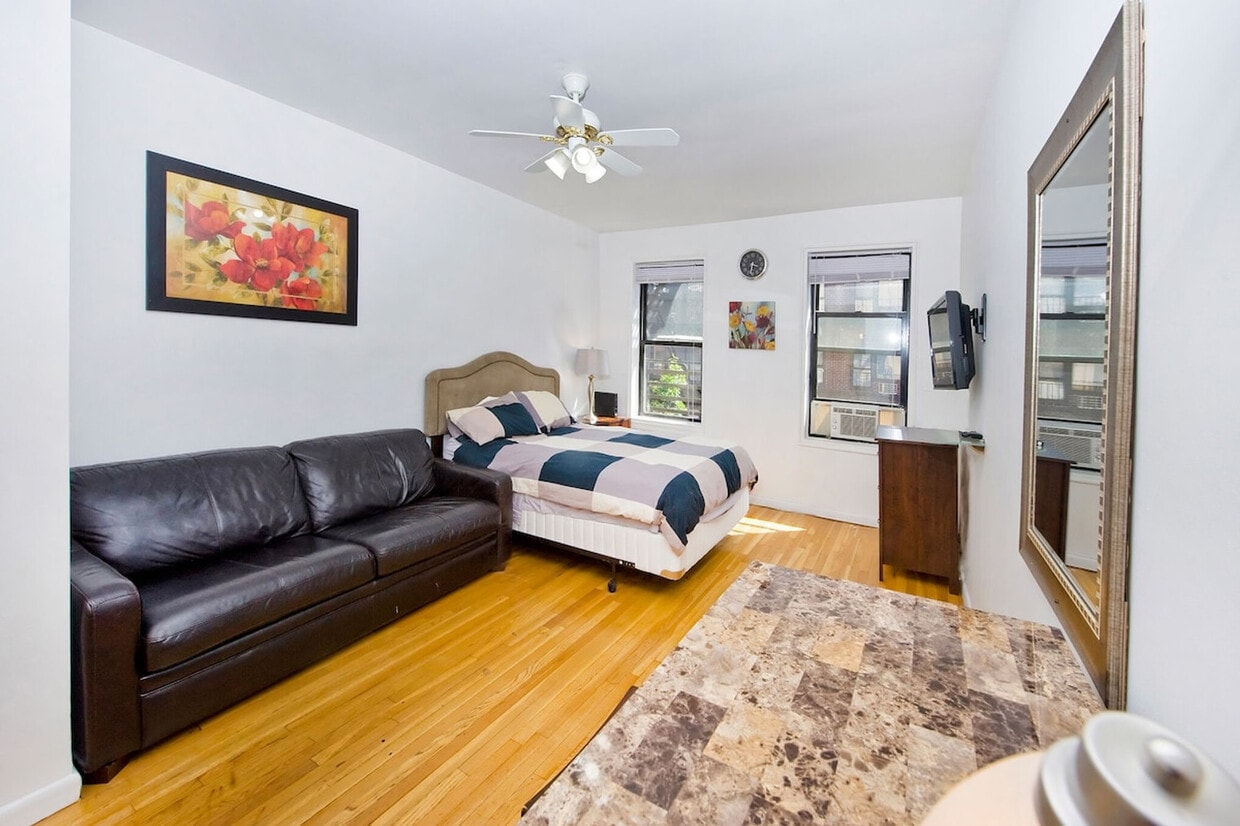 Primary Photo - 325 E 80th St