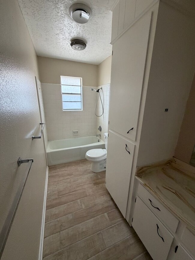 Building Photo - Beautiful 2 bed 1 bath spacious