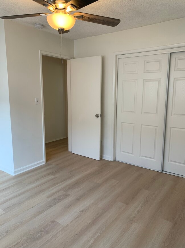 Building Photo - 928 S Record Ave