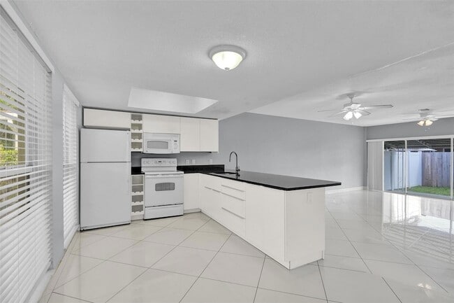 Foto del edificio - 704 NE 23rd Ave