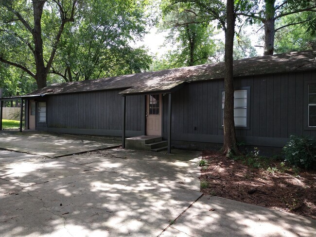 Two entrances off private/gated driveway - 804 Lazy Ln