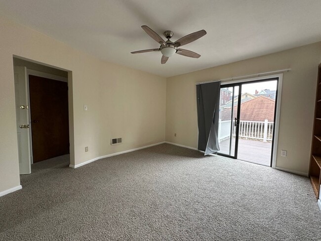 Building Photo - 738 Rossmore Ave