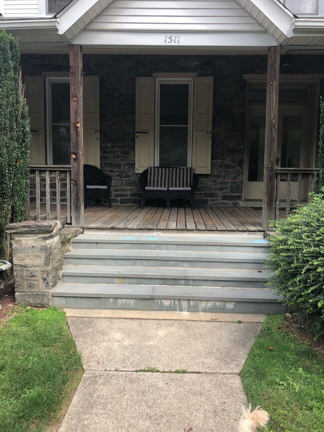 Entrada a 1511, Escaleras de Piedra Azul - 1511 Spring Ave