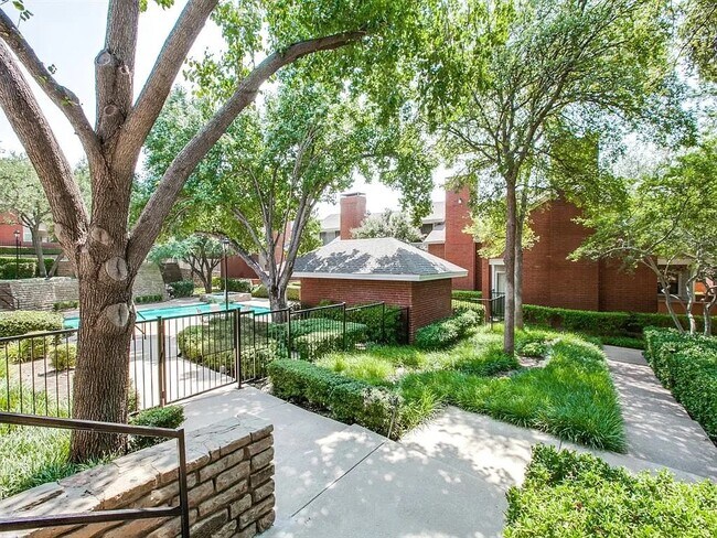 Foto del edificio - 8404 Forest Ln
