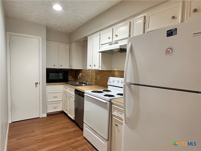 Building Photo - 906 N LBJ Dr