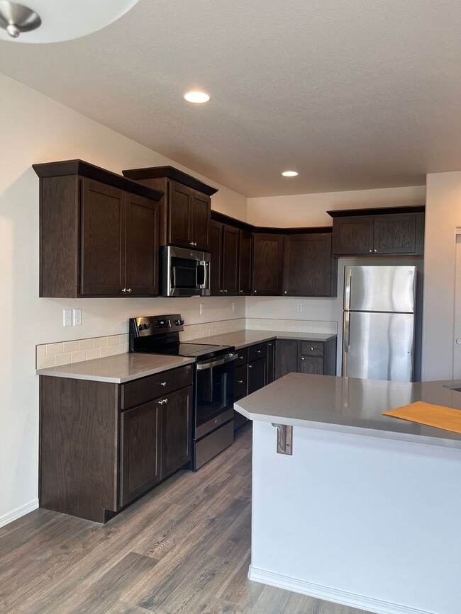 Building Photo - Brand New River Road area home
