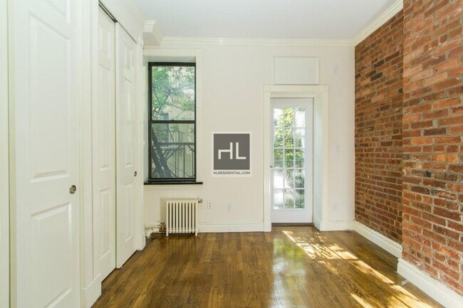 Building Photo - MOTT ST.