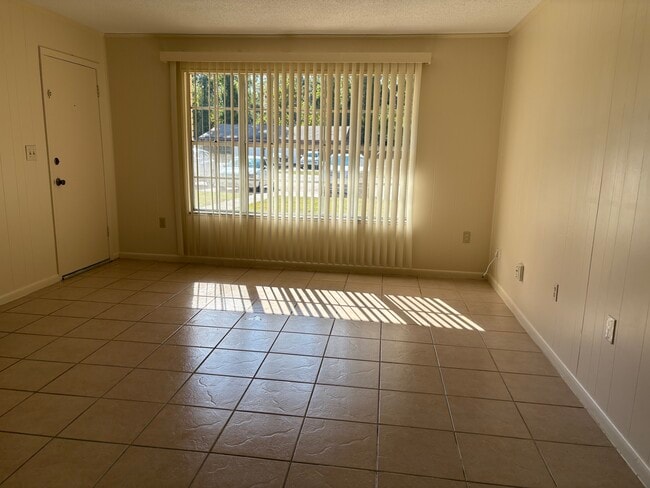 Large living area - 1015 SW McFarlane Ave
