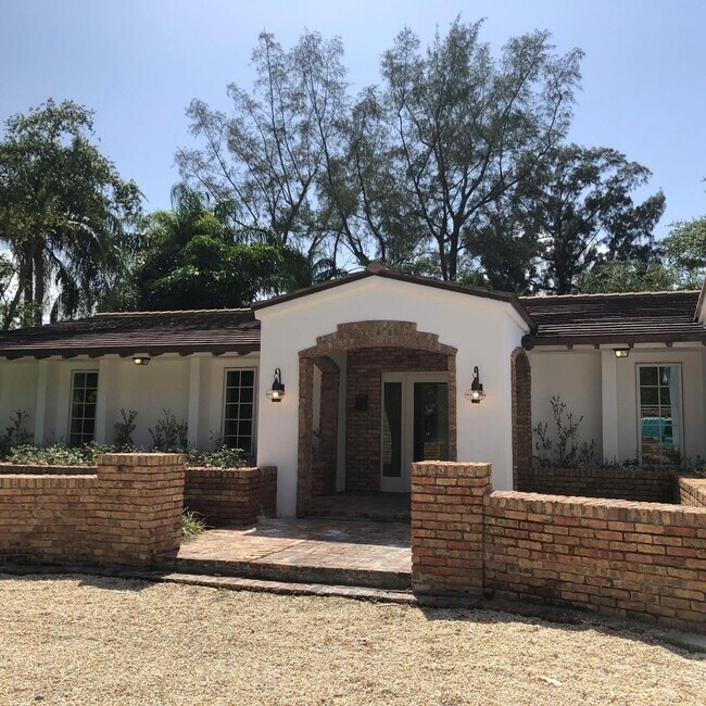 Foto del edificio - 5100 Granada Blvd