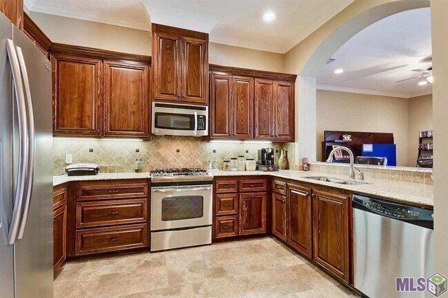 Foto del edificio - 3 BEDROOM HOUSE  off Jefferson near Highland