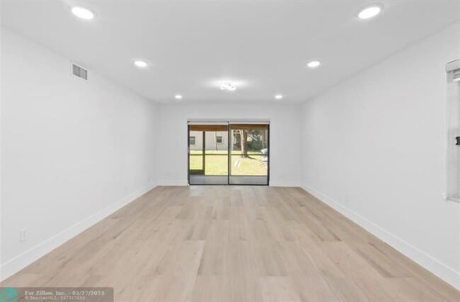 Building Photo - 6085 N Sabal Palm Blvd