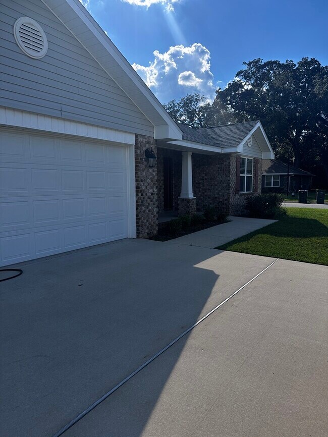 Building Photo - 4 bed/2 bath New Construction Home in Embe...