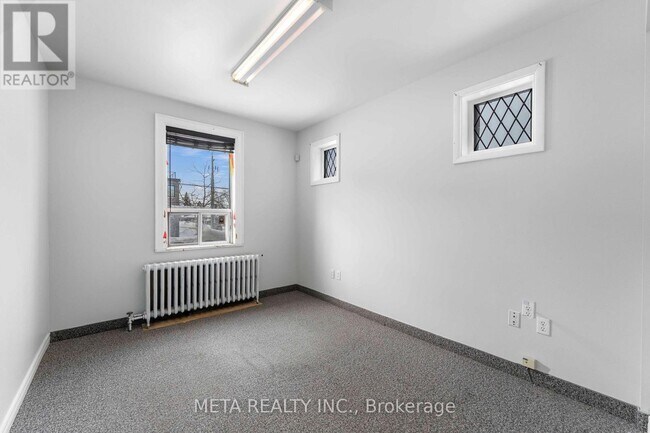 Photo du bâtiment - 1641 Victoria Park Ave