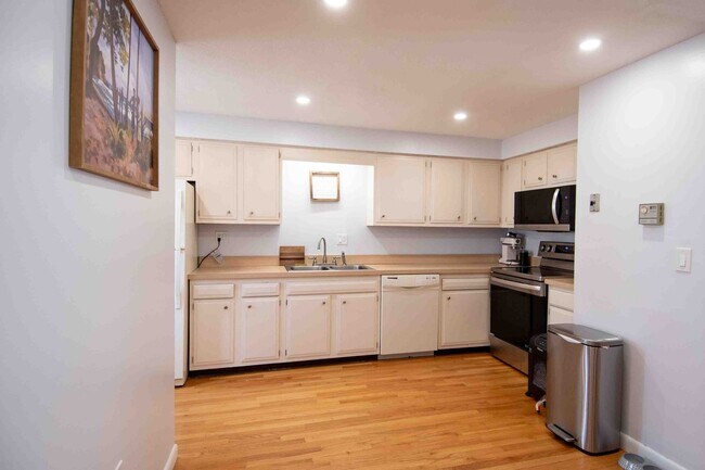 Foto del edificio - 2 Bedroom Condo Available August 1st
