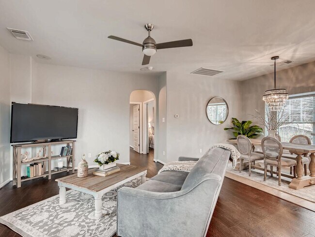 Sala de estar con vista al comedor - 2813 Saville Loop